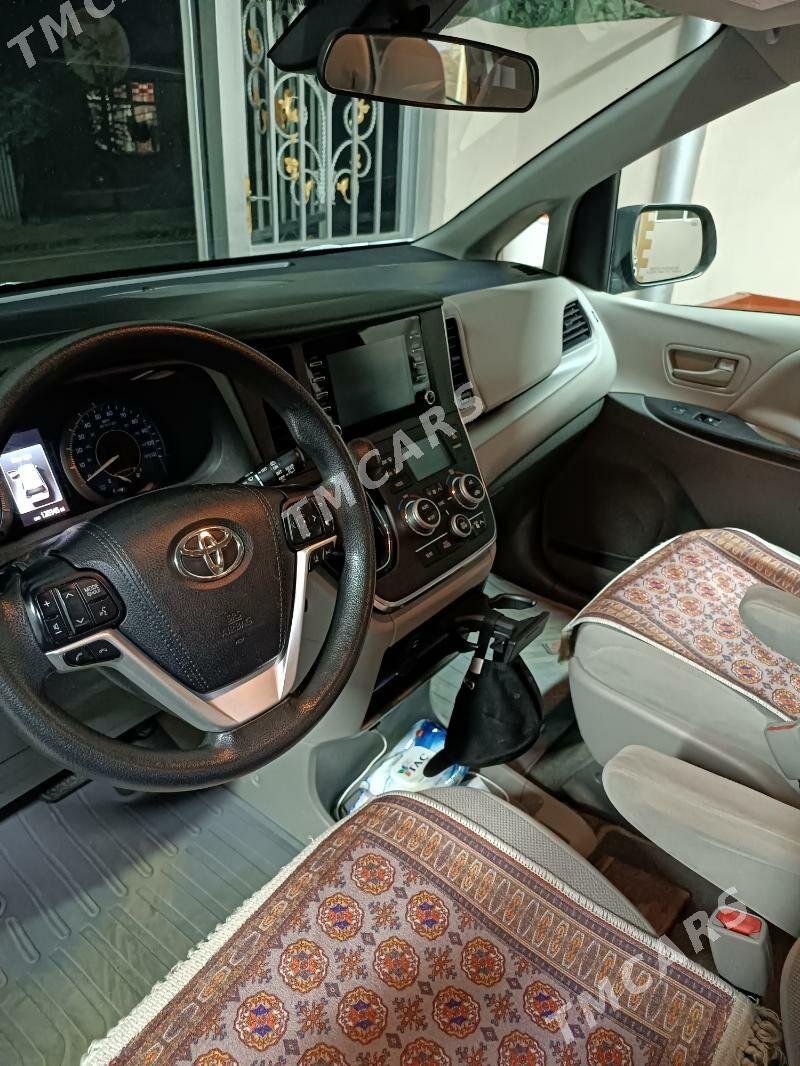 Toyota Sienna 2018 - 380 000 TMT - Туркменбаши - img 4