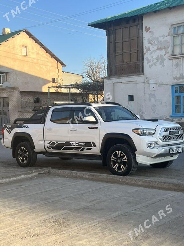 Toyota Tacoma 2018 - 420 000 TMT - Туркменабат - img 3