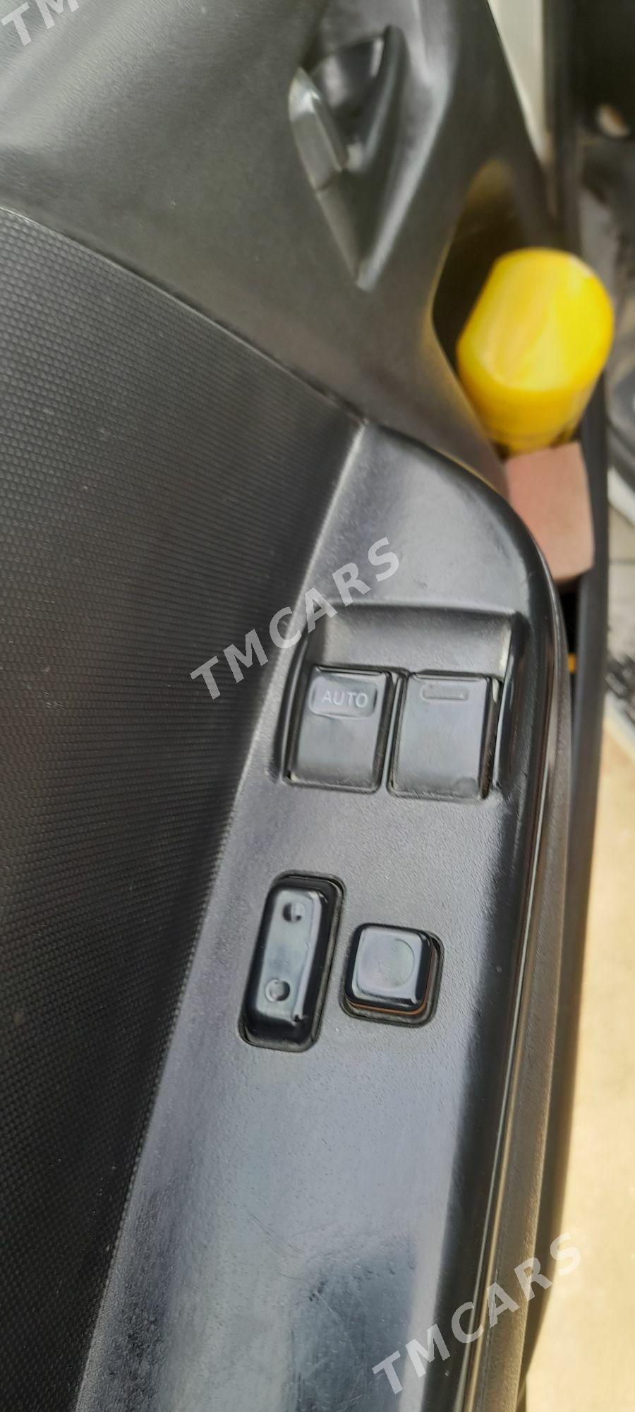 Toyota Hiace 2006 - 200 000 TMT - Esenguly - img 2