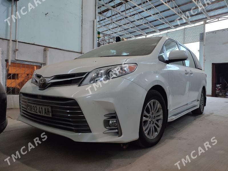 Toyota Sienna 2018 - 440 000 TMT - Бахарден - img 3