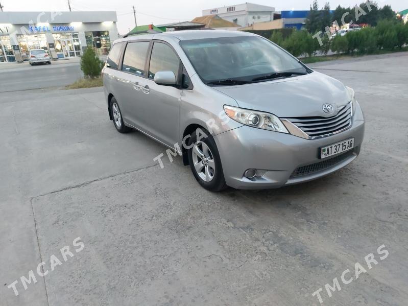 Toyota Sienna 2017 - 280 000 TMT - Бузмеин - img 2