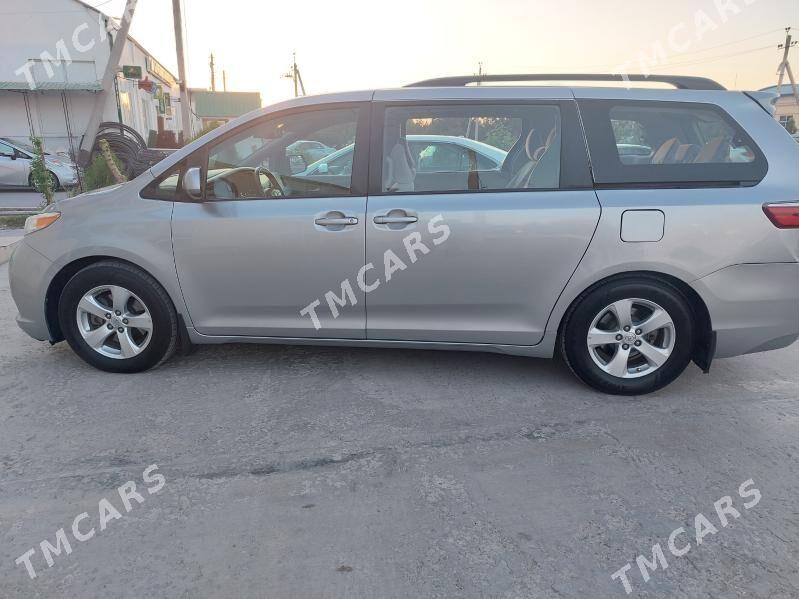 Toyota Sienna 2017 - 280 000 TMT - Бузмеин - img 5