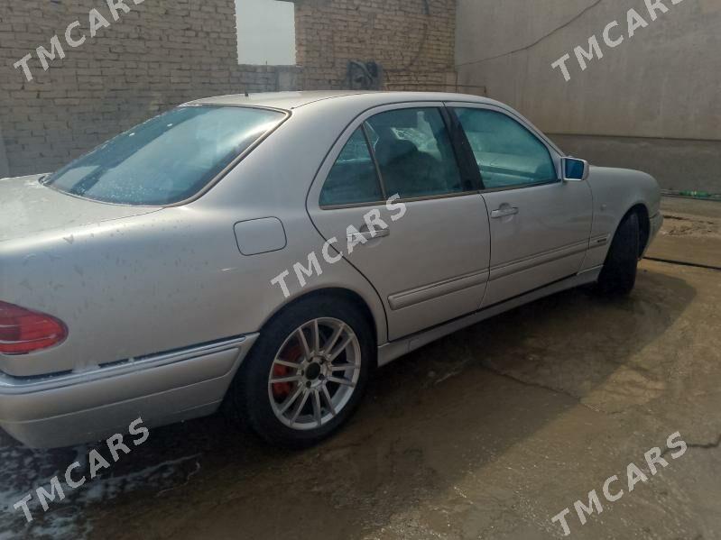 Mercedes-Benz E320 1997 - 60 000 TMT - Garabekewül - img 3