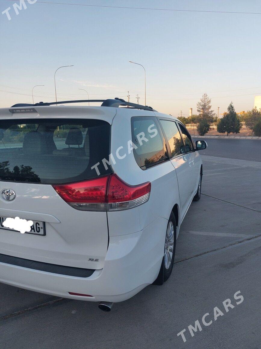 Toyota Sienna 2010 - 265 000 TMT - Бузмеин - img 2