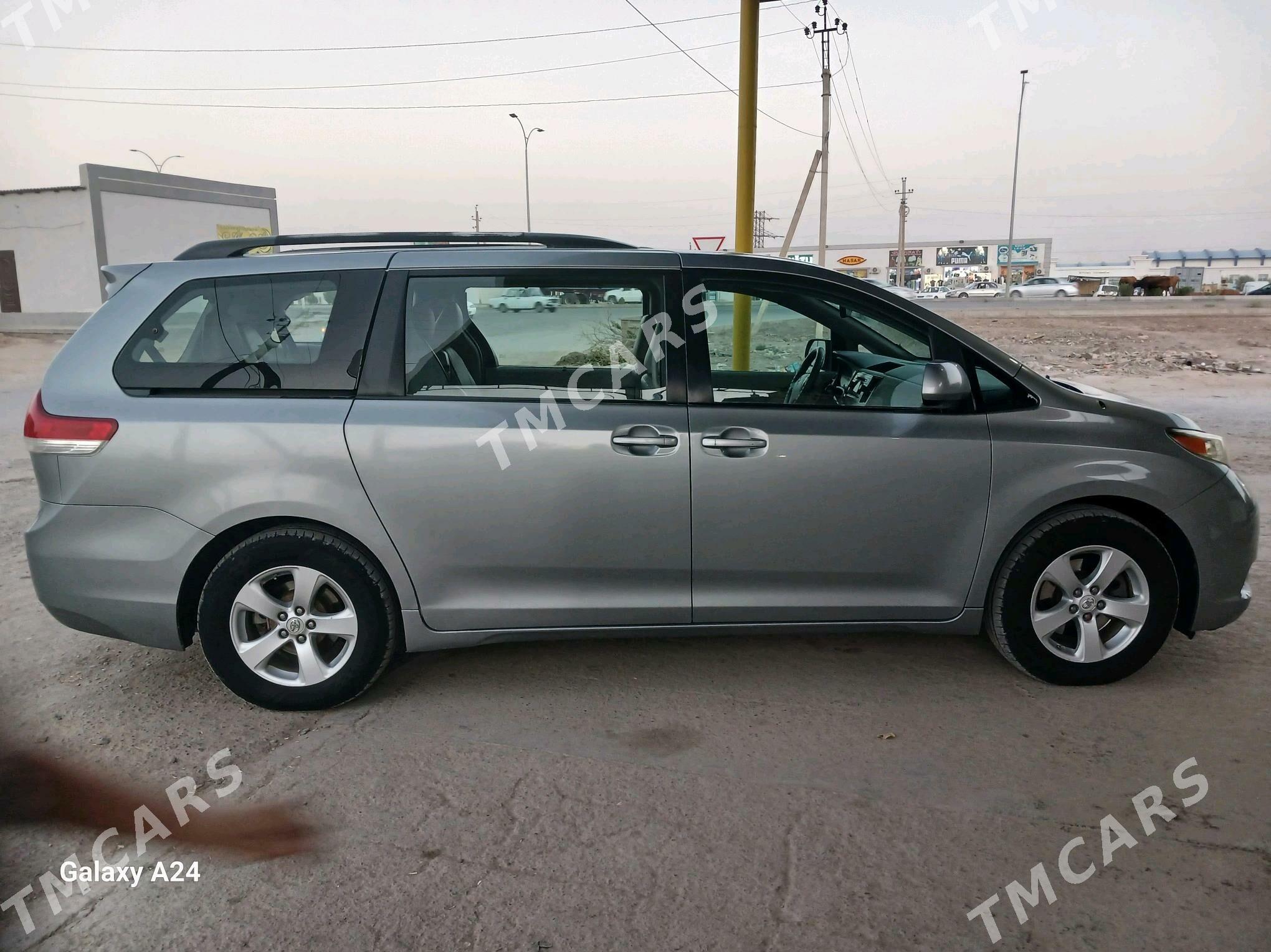 Toyota Sienna 2010 - 245 000 TMT - Теджен - img 5