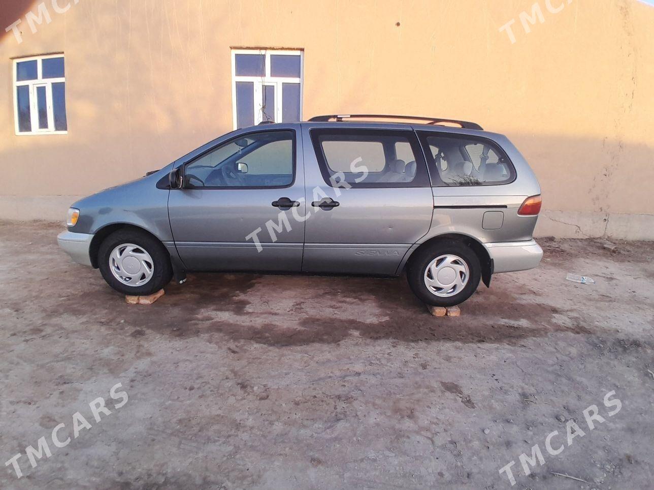 Toyota Sienna 2000 - 145 000 TMT - Köneürgenç - img 3