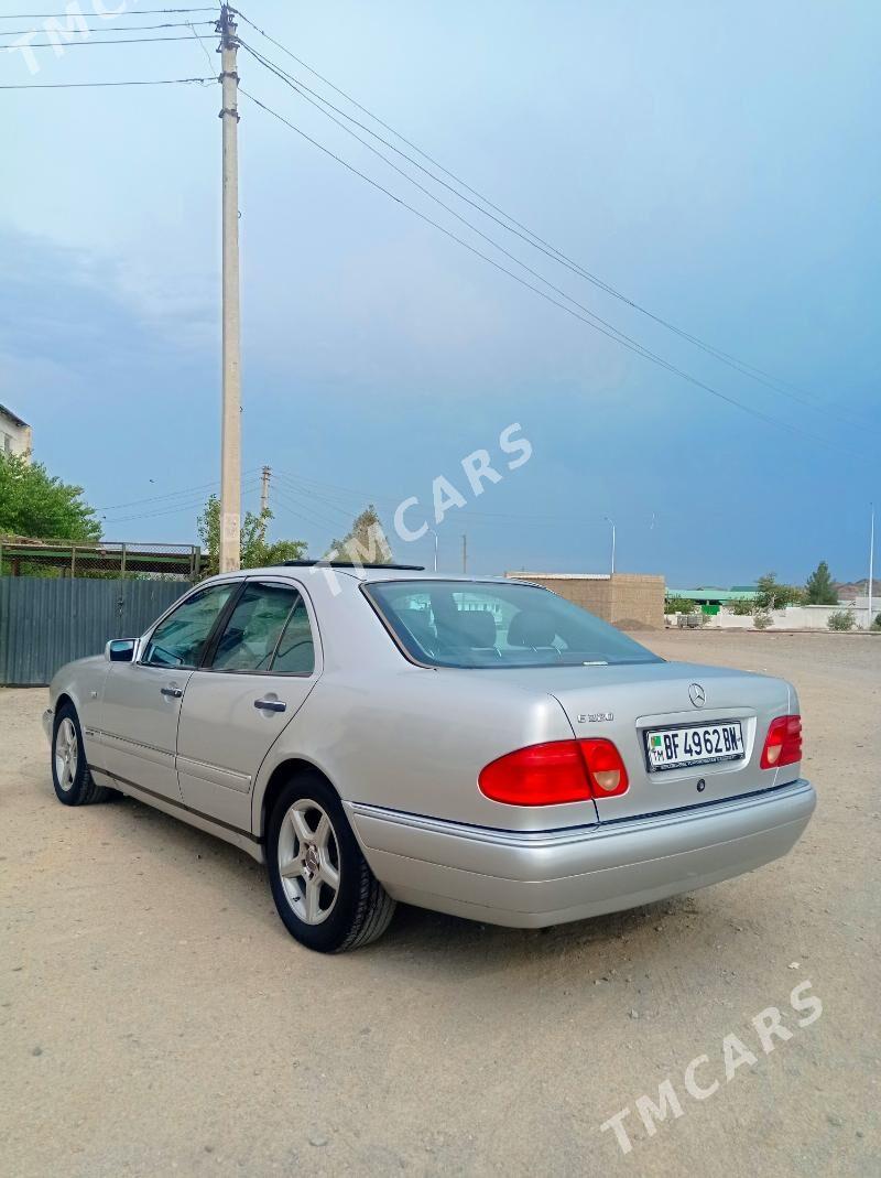 Mercedes-Benz E320 1999 - 125 000 TMT - Türkmenbaşy - img 2