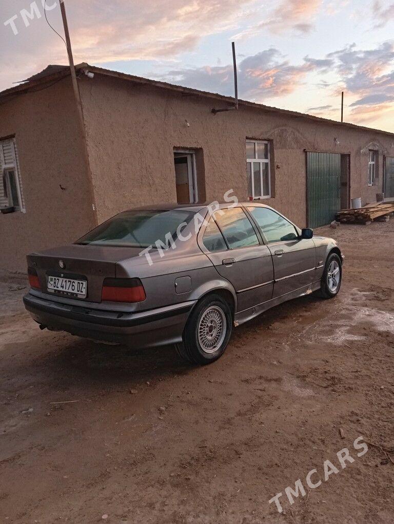 BMW 320 1992 - 25 000 TMT - Гурбансолтан Едже - img 3