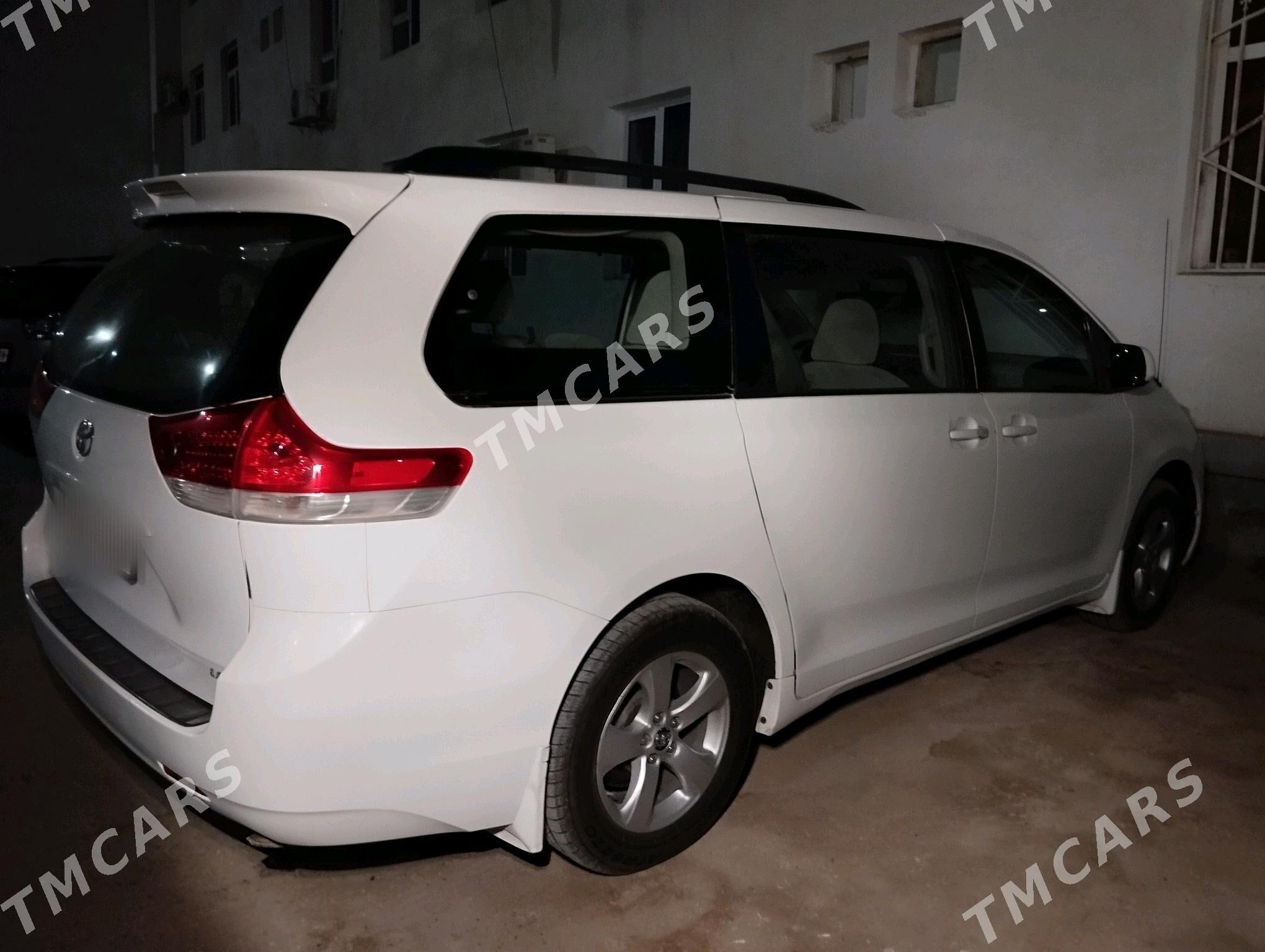 Toyota Sienna 2010 - 240 000 TMT - Balkanabat - img 6