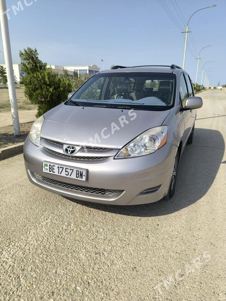 Toyota Sienna 2009 - 230 000 TMT - Эсенгулы - img 4