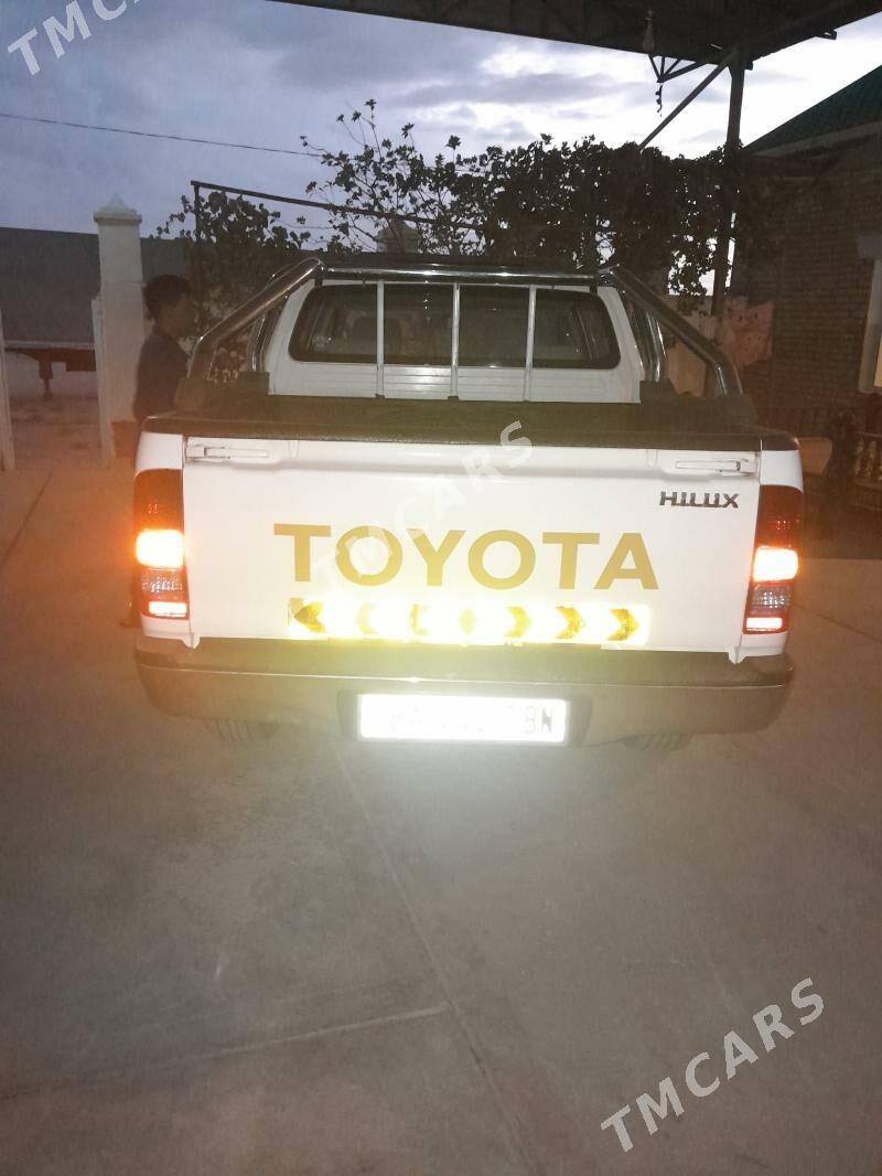 Toyota Hilux 2011 - 250 000 TMT - Balkanabat - img 3