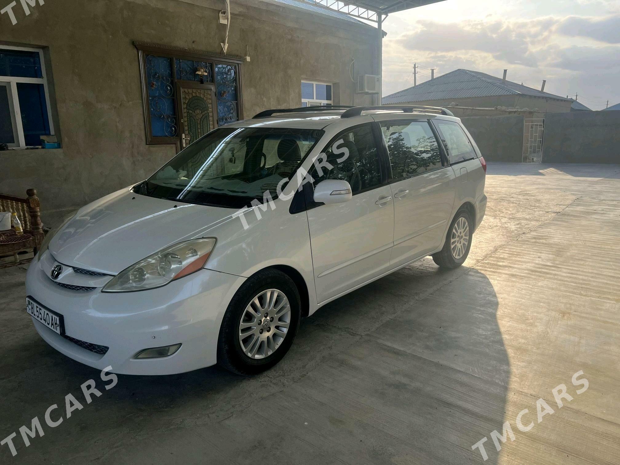 Toyota Sienna 2009 - 200 000 TMT - Бахарден - img 3