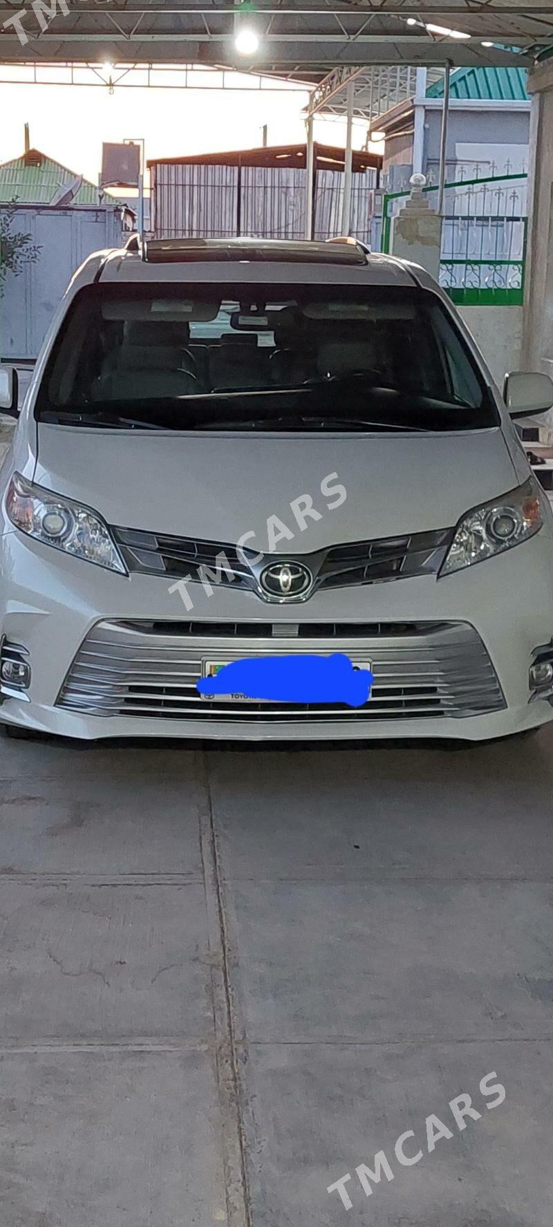 Toyota Sienna 2017 - 380 000 TMT - Бузмеин - img 2