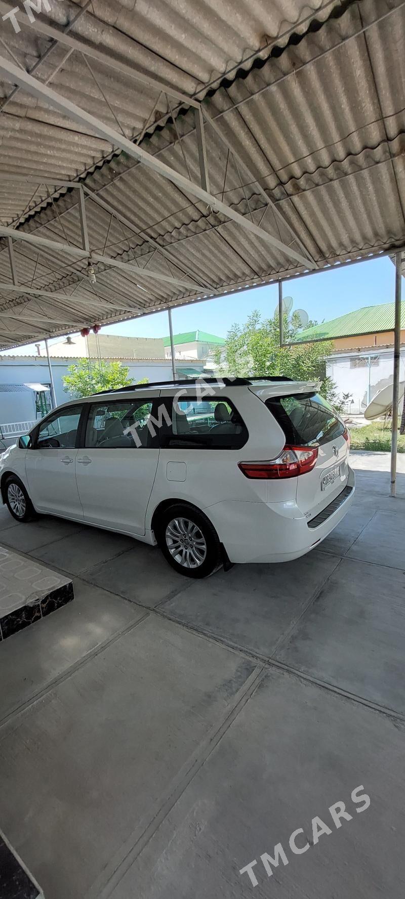 Toyota Sienna 2017 - 380 000 TMT - Бузмеин - img 3