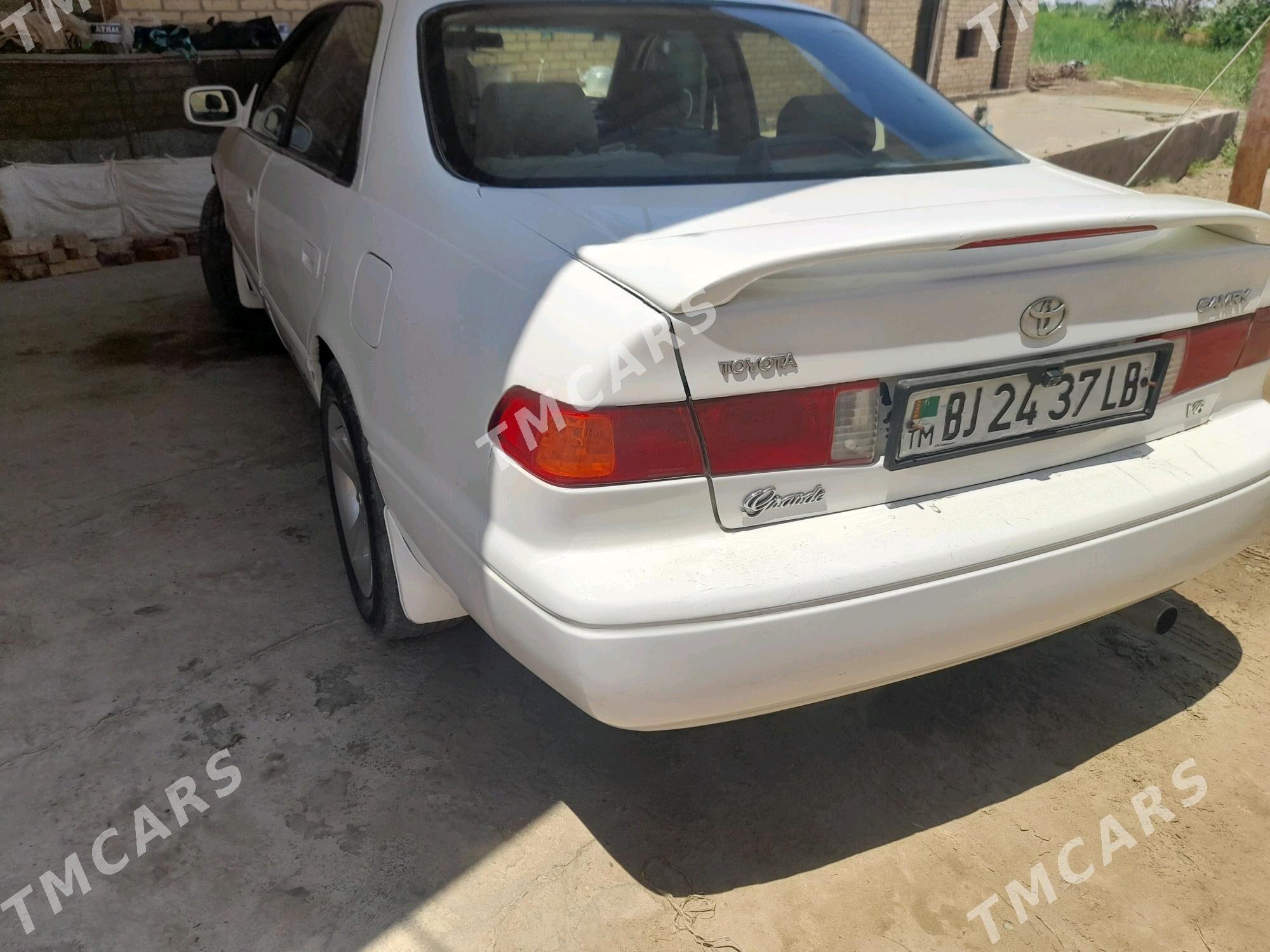 Toyota Camry 2000 - 90 000 TMT - Саят - img 3