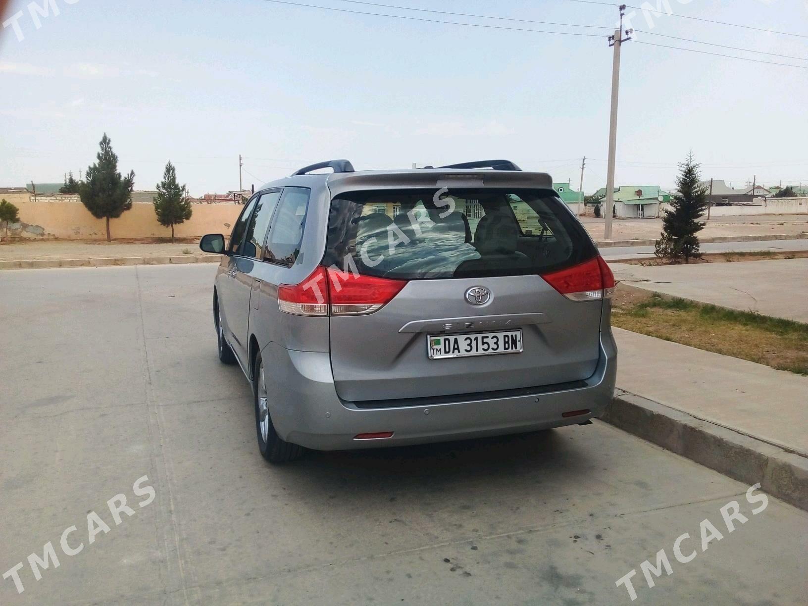 Toyota Sienna 2011 - 270 000 TMT - Туркменбаши - img 4