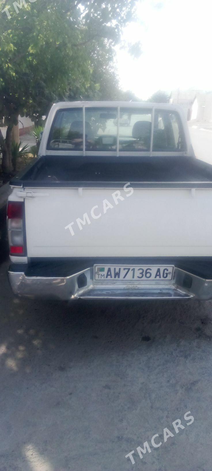 Nissan Navara 2009 - 130 000 TMT - Aşgabat - img 4