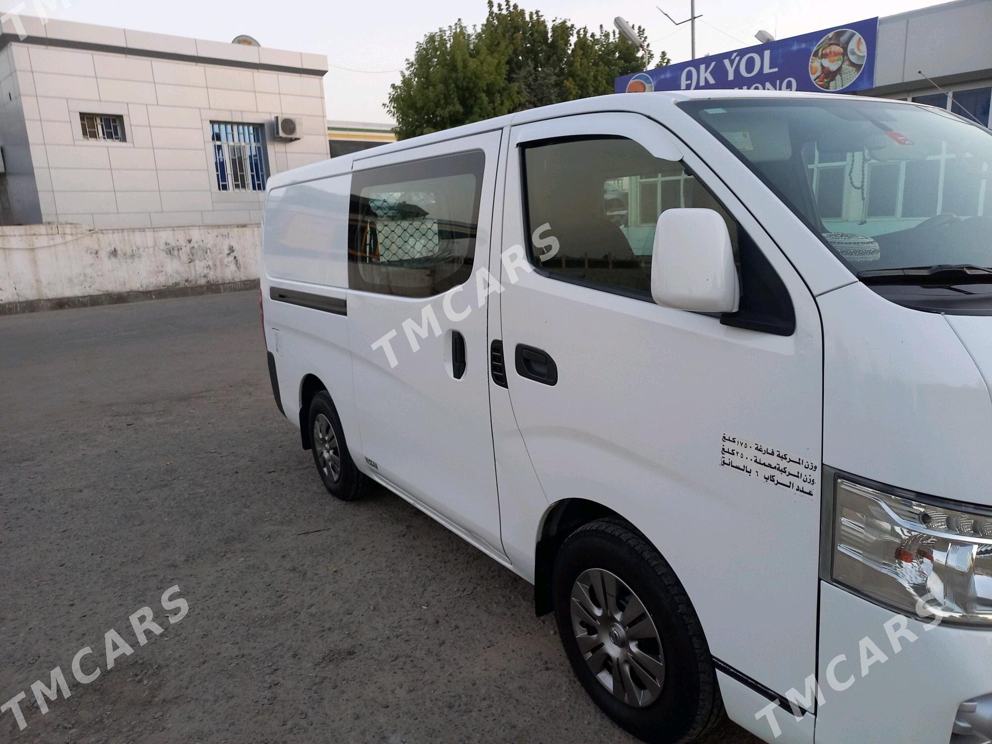 Nissan Urvan 2018 - 295 000 TMT - Мары - img 2