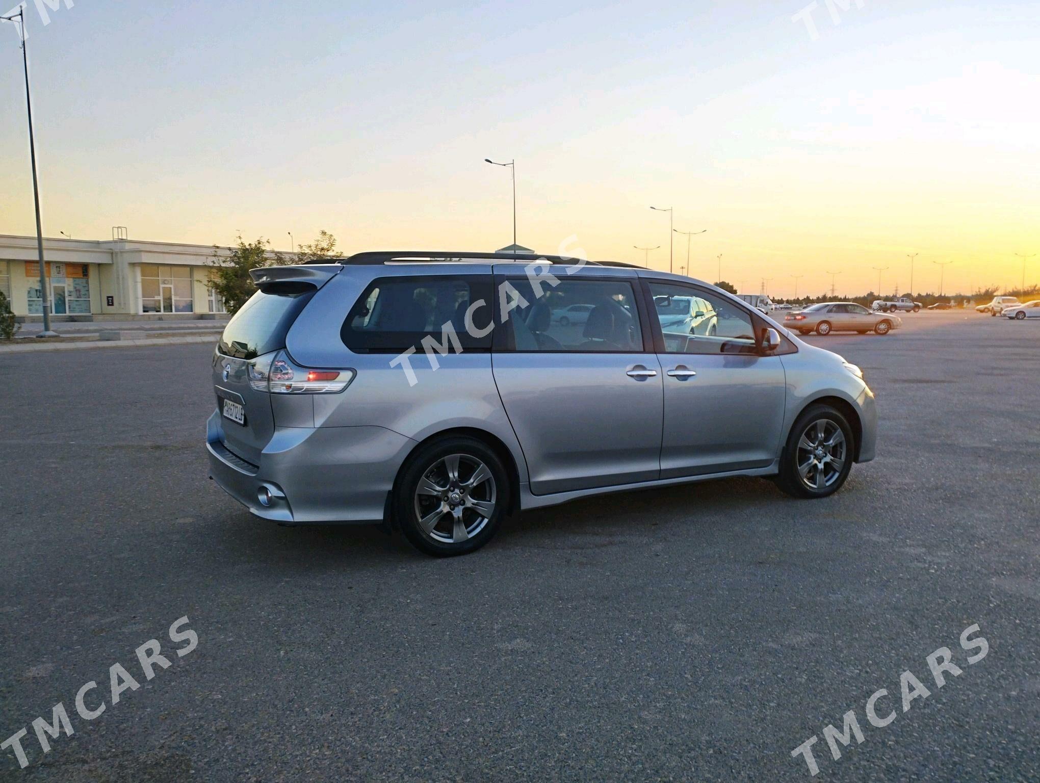 Toyota Sienna 2018 - 370 000 TMT - Туркменабат - img 2