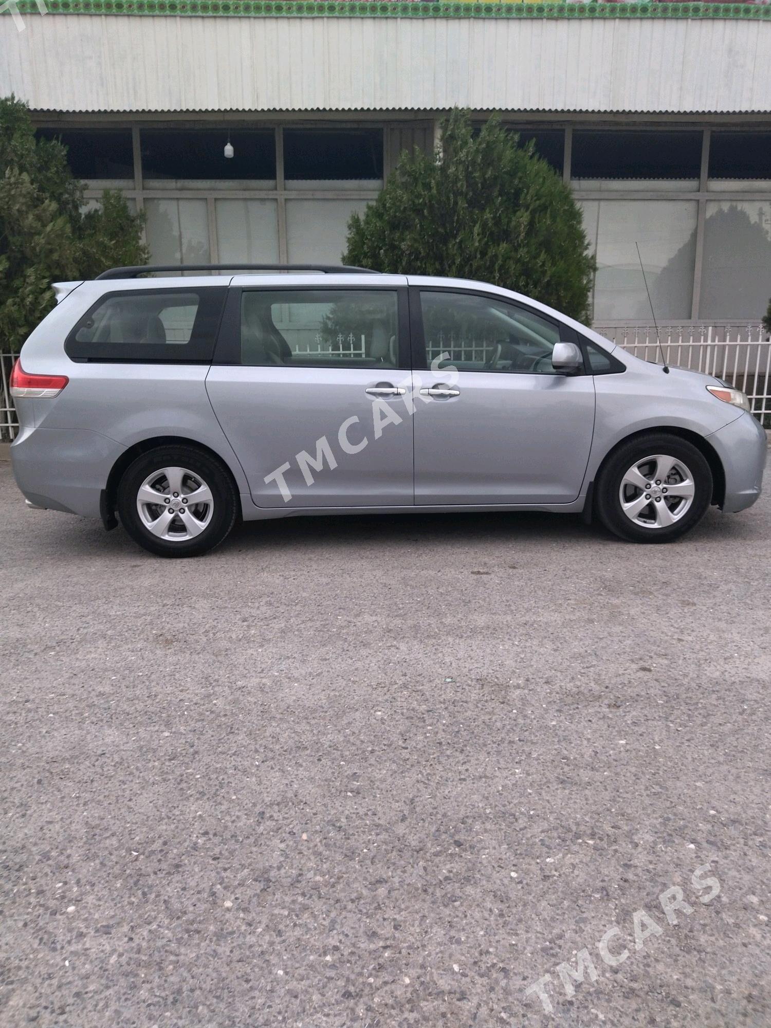 Toyota Sienna 2011 - 235 000 TMT - Бедев - img 4