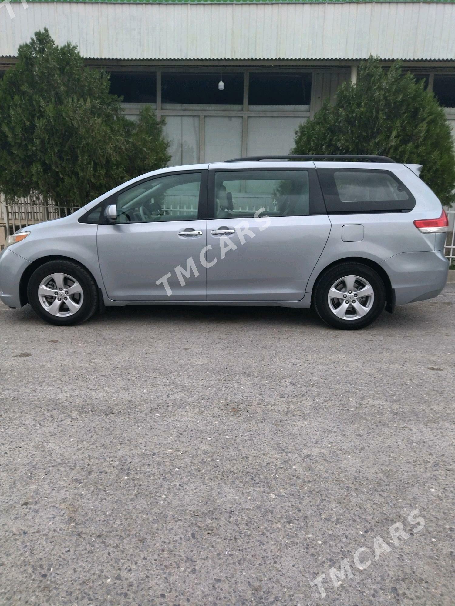 Toyota Sienna 2011 - 235 000 TMT - Бедев - img 5