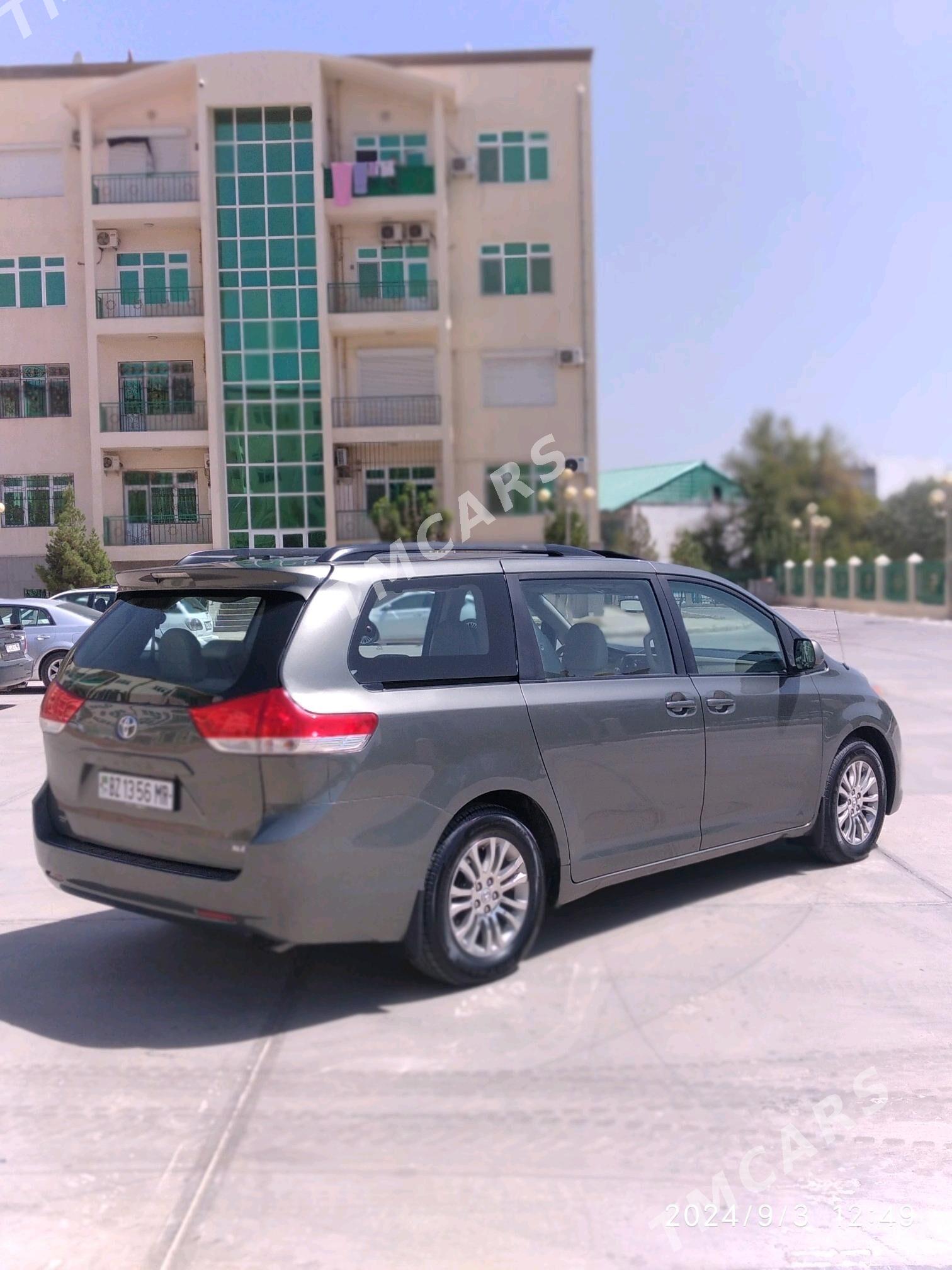 Toyota Sienna 2010 - 265 000 TMT - Мары - img 4