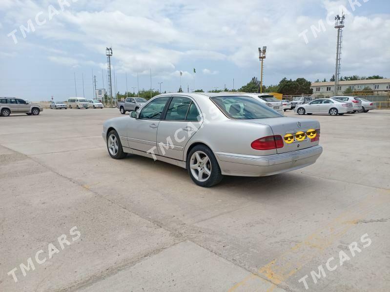 Mercedes-Benz E320 2000 - 90 000 TMT - Hazar - img 3