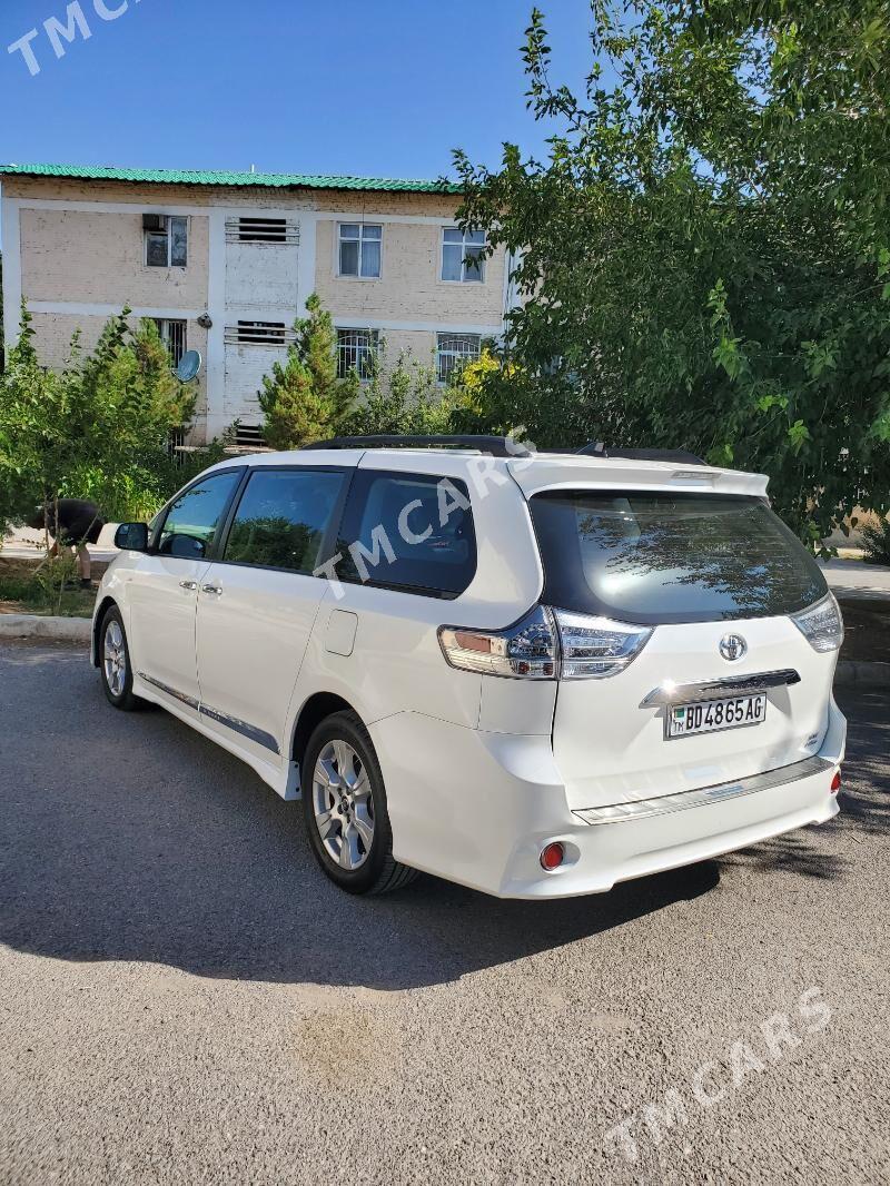 Toyota Sienna 2018 - 350 000 TMT - Ашхабад - img 3