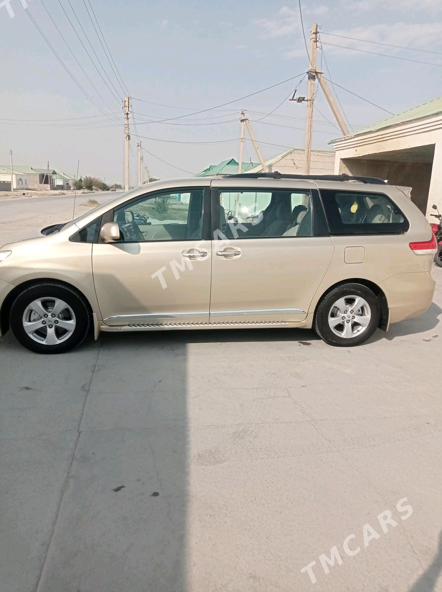 Toyota Sienna 2010 - 240 000 TMT - Бахарден - img 6