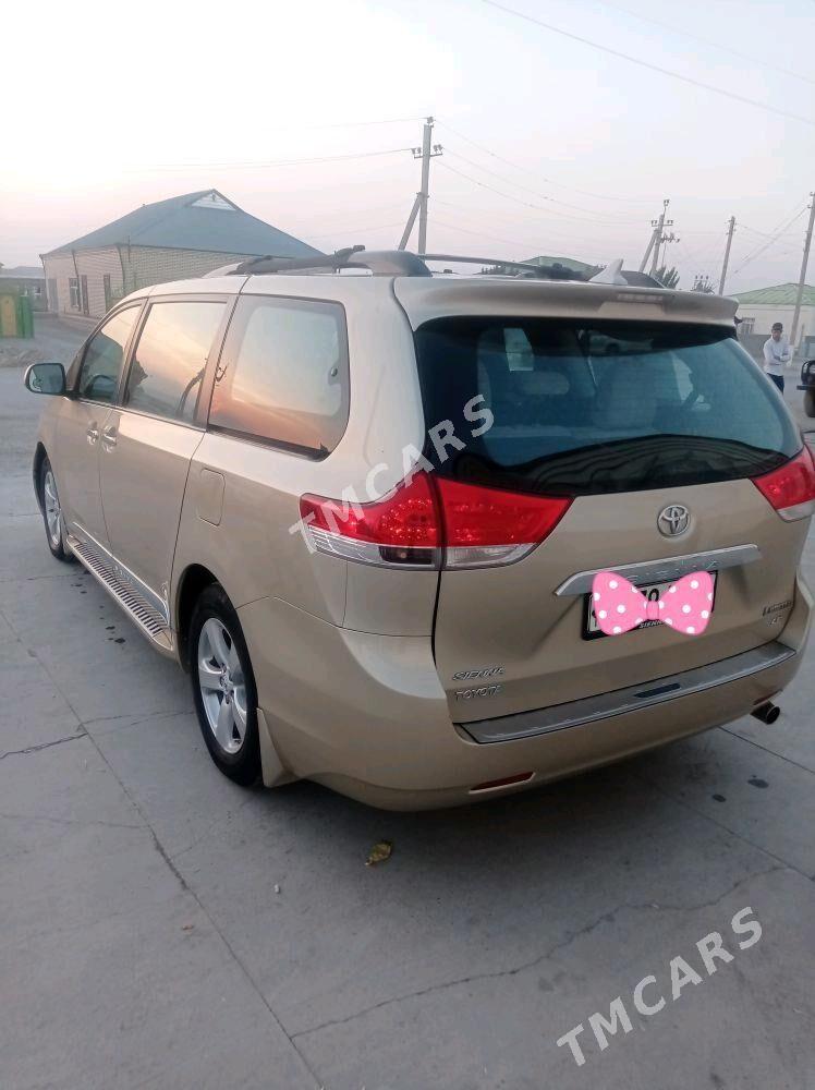 Toyota Sienna 2010 - 240 000 TMT - Бахарден - img 4