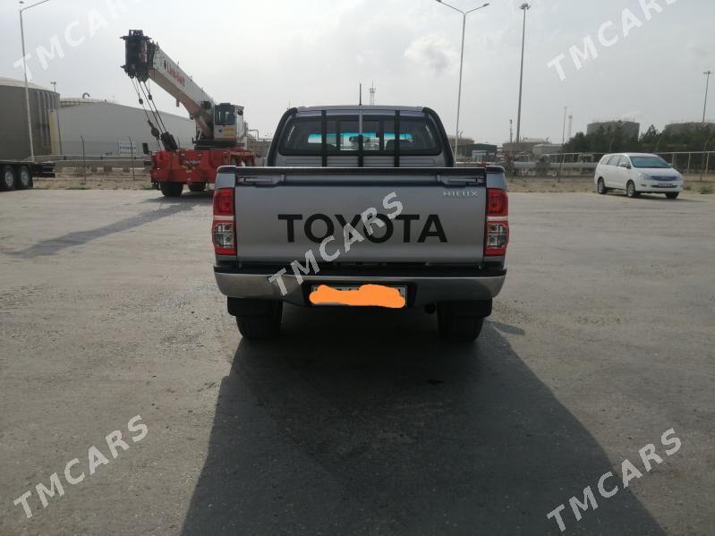 Toyota Hilux 2015 - 320 000 TMT - Хазар - img 4