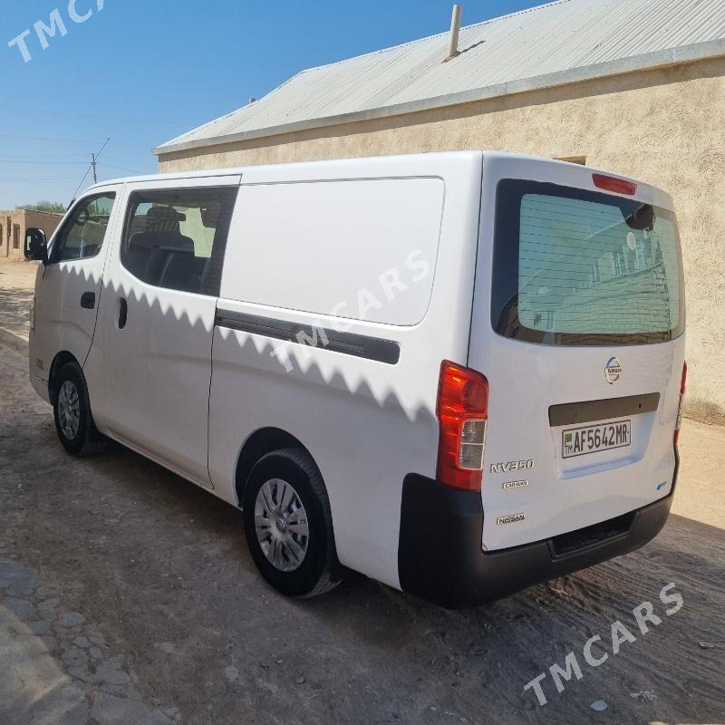 Nissan Urvan 2017 - 279 999 TMT - Baýramaly - img 3