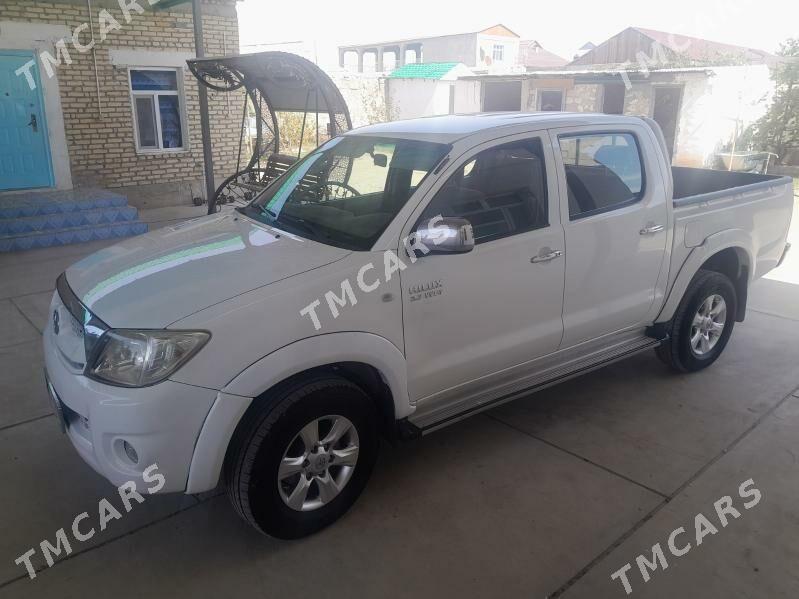 Toyota Hilux 2011 - 260 000 TMT - Балканабат - img 2