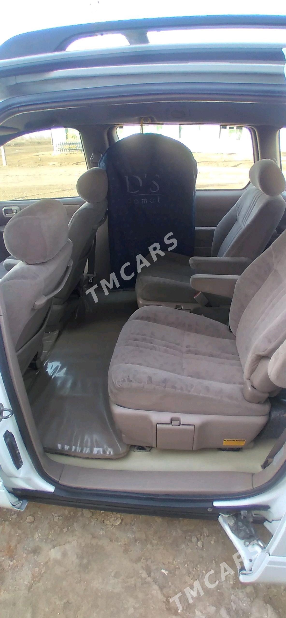 Toyota Sienna 2001 - 130 000 TMT - етр. Туркменбаши - img 6