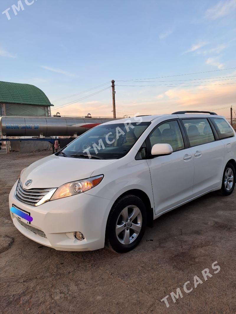 Toyota Sienna 2016 - 290 000 TMT - Теджен - img 2