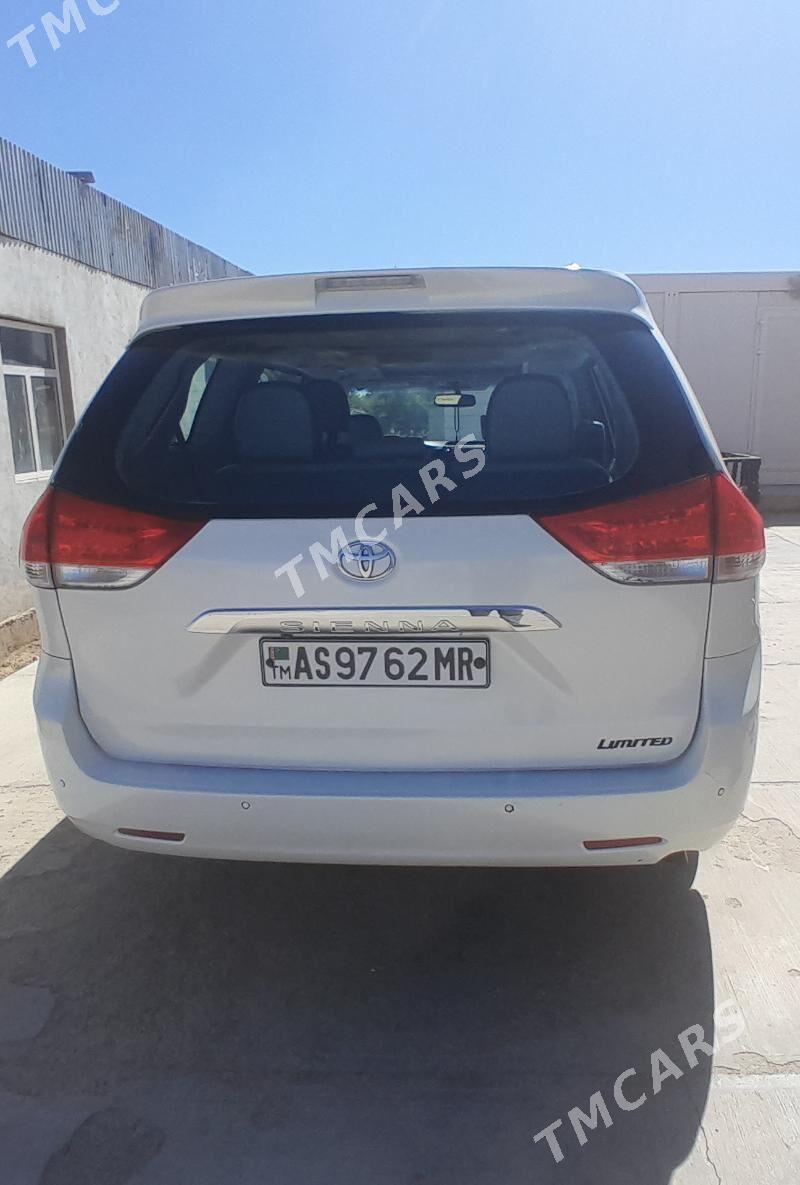 Toyota Sienna 2010 - 260 000 TMT - Мары - img 3