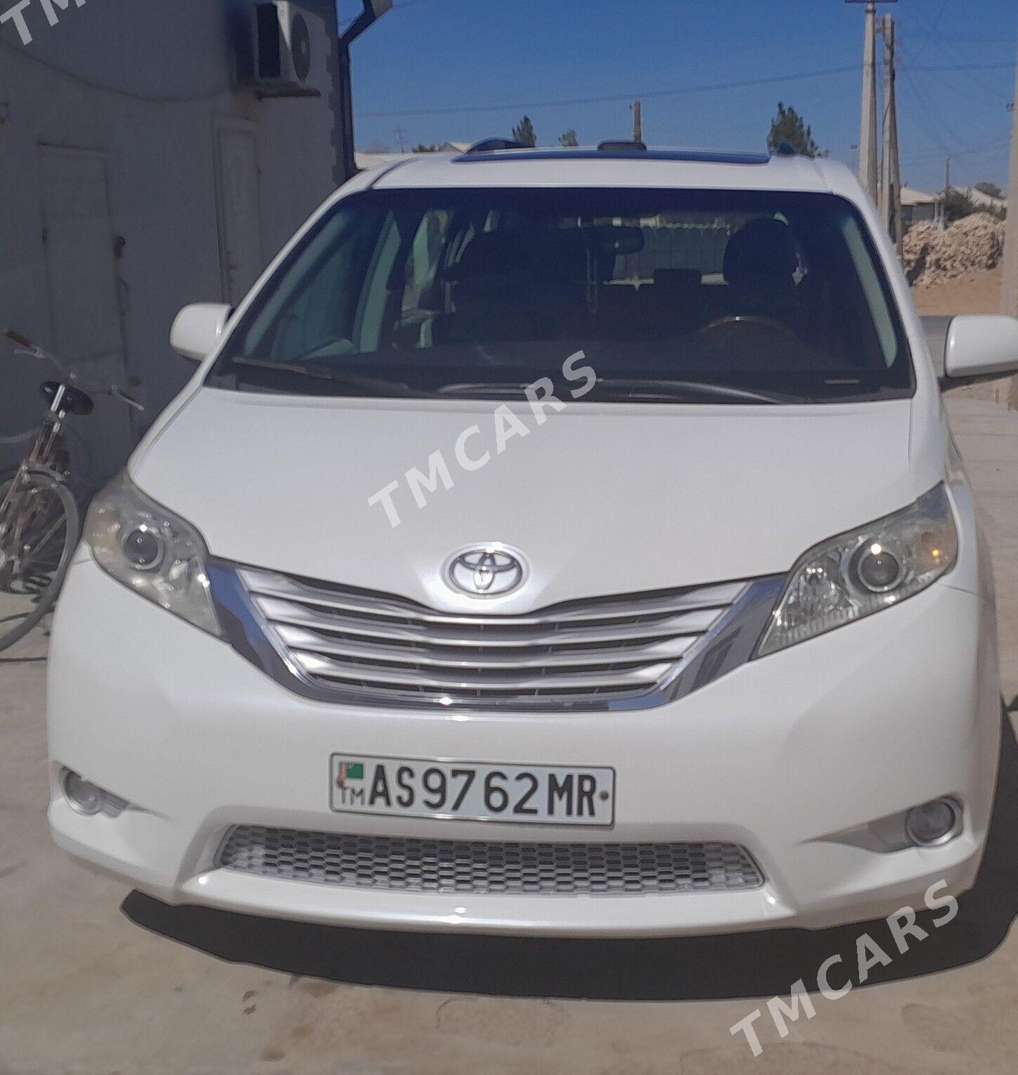 Toyota Sienna 2010 - 260 000 TMT - Мары - img 5