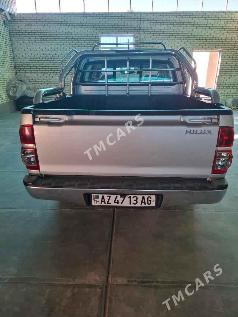 Toyota Hilux 2014 - 400 000 TMT - Täze zaman - img 4