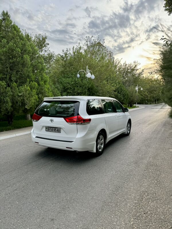 Toyota Sienna 2011 - 255 000 TMT - Aşgabat - img 2