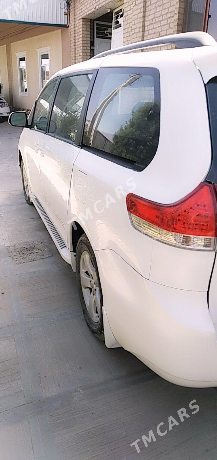 Toyota Sienna 2012 - 265 000 TMT - Туркменабат - img 2