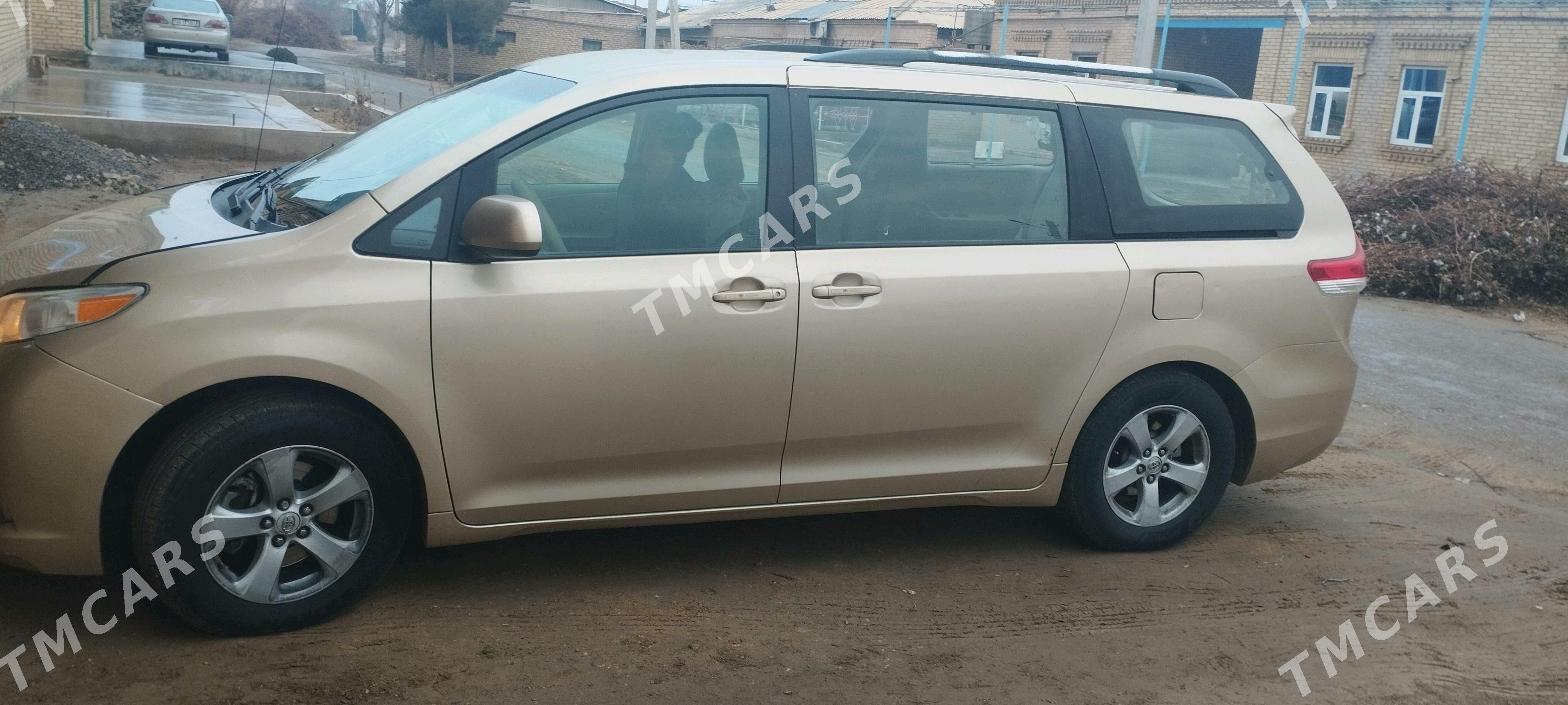 Toyota Sienna 2011 - 280 000 TMT - Чарджоу - img 2