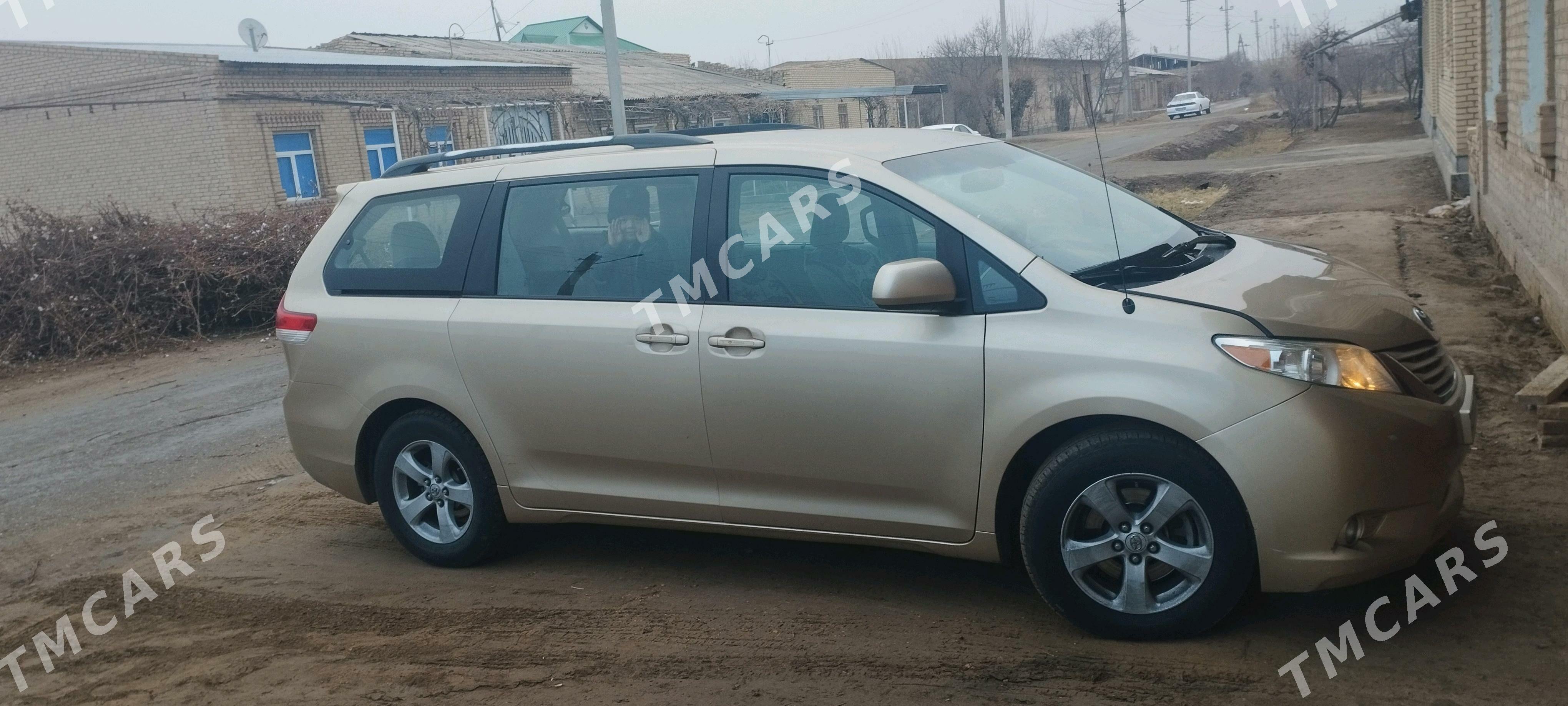 Toyota Sienna 2011 - 280 000 TMT - Чарджоу - img 3