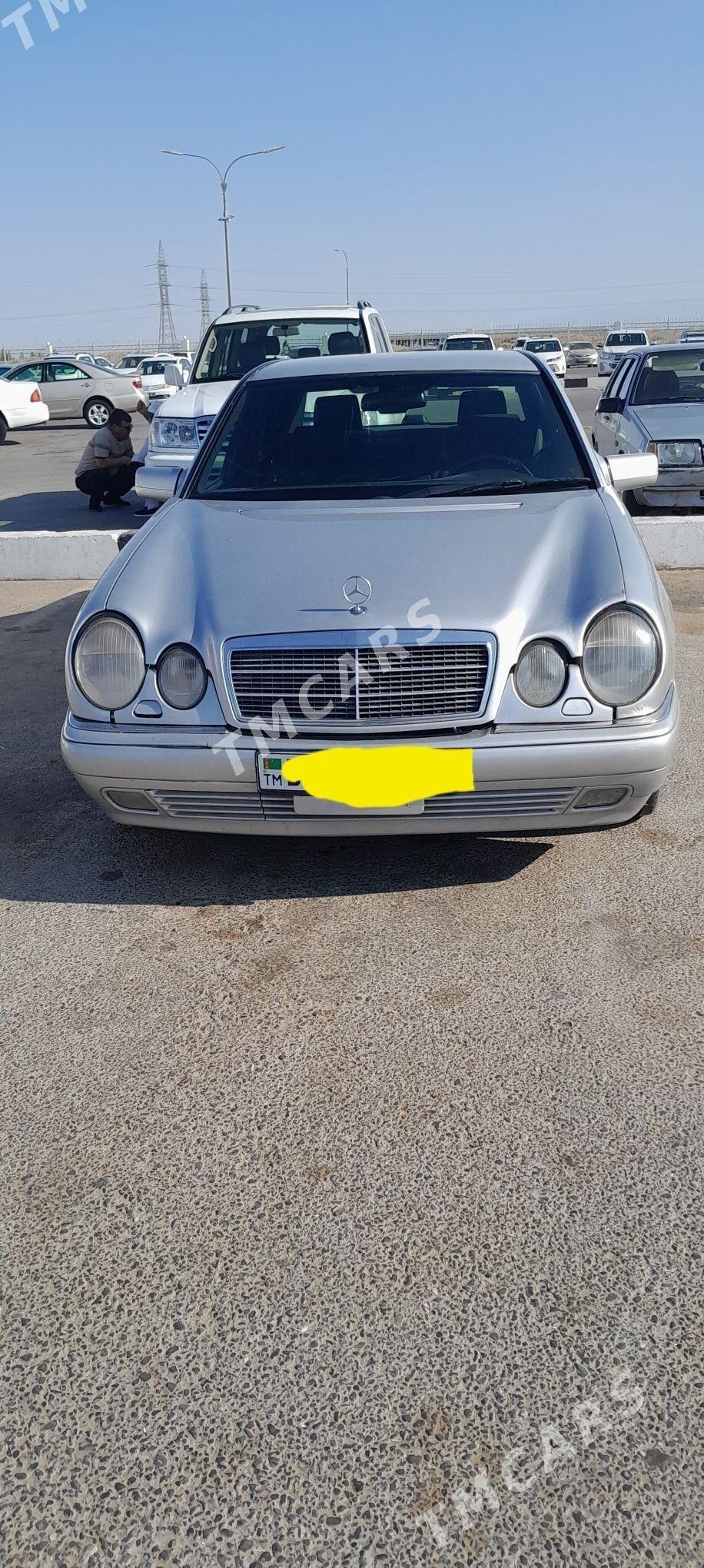 Mercedes-Benz E320 1996 - 70 000 TMT - Гумдаг - img 3