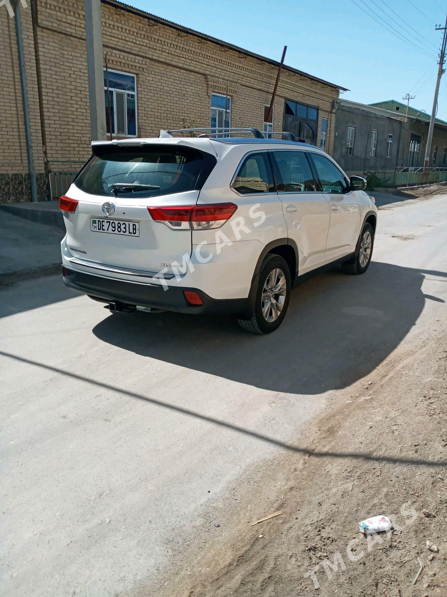 Toyota Highlander 2017 - 380 000 TMT - Дянев - img 3