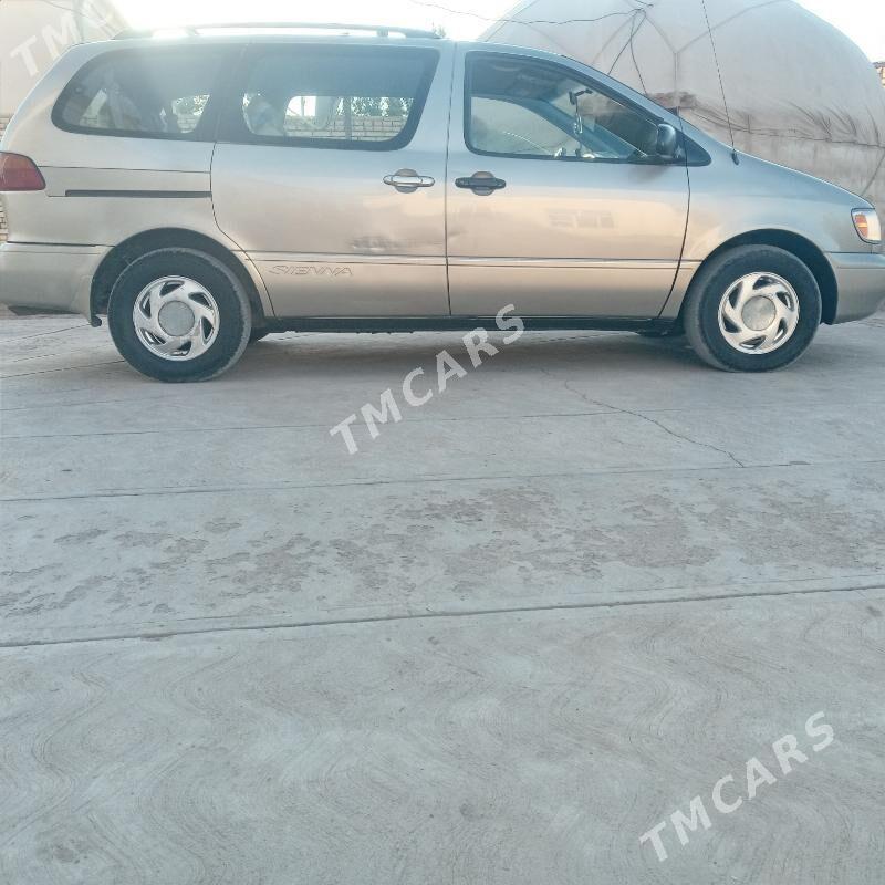 Toyota Sienna 2000 - 125 000 TMT - Мары - img 3