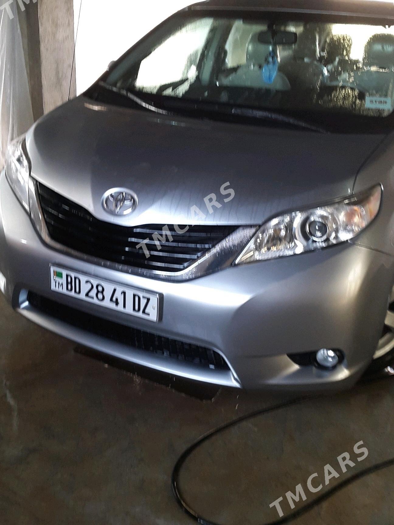 Toyota Sienna 2011 - 280 000 TMT - етр. Туркменбаши - img 3