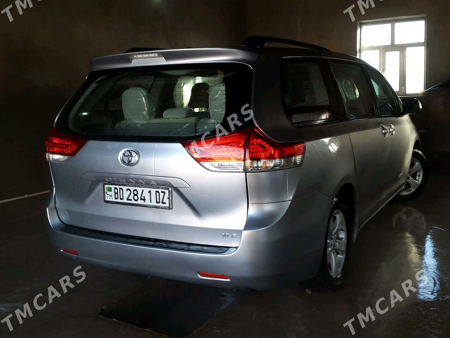 Toyota Sienna 2011 - 280 000 TMT - етр. Туркменбаши - img 4