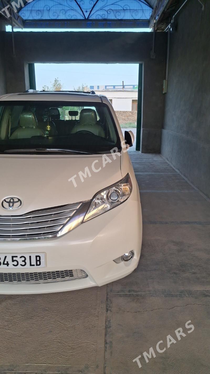 Toyota Sienna 2016 - 440 000 TMT - Койтендаг - img 3