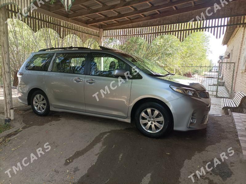 Toyota Sienna 2016 - 310 000 TMT - Кёнеургенч - img 3