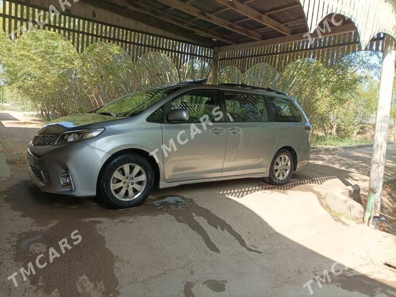 Toyota Sienna 2016 - 310 000 TMT - Кёнеургенч - img 4